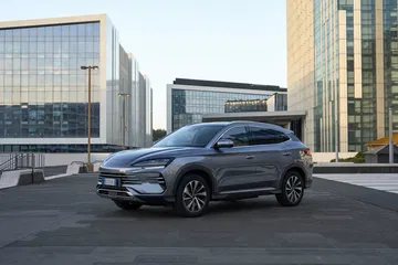 El BYD Seal en su hábitat urbano, con líneas modernas y elegantes.
