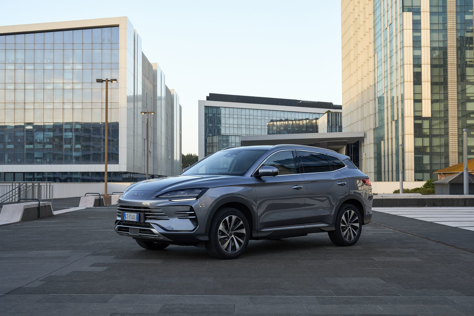 El BYD Seal en su hábitat urbano, con líneas modernas y elegantes.