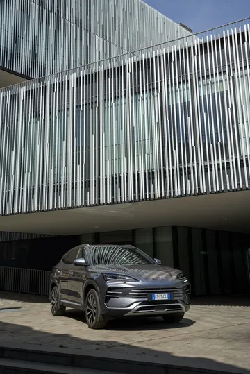 BYD Seal posa elegante, promete revolución en SUV eléctricos.