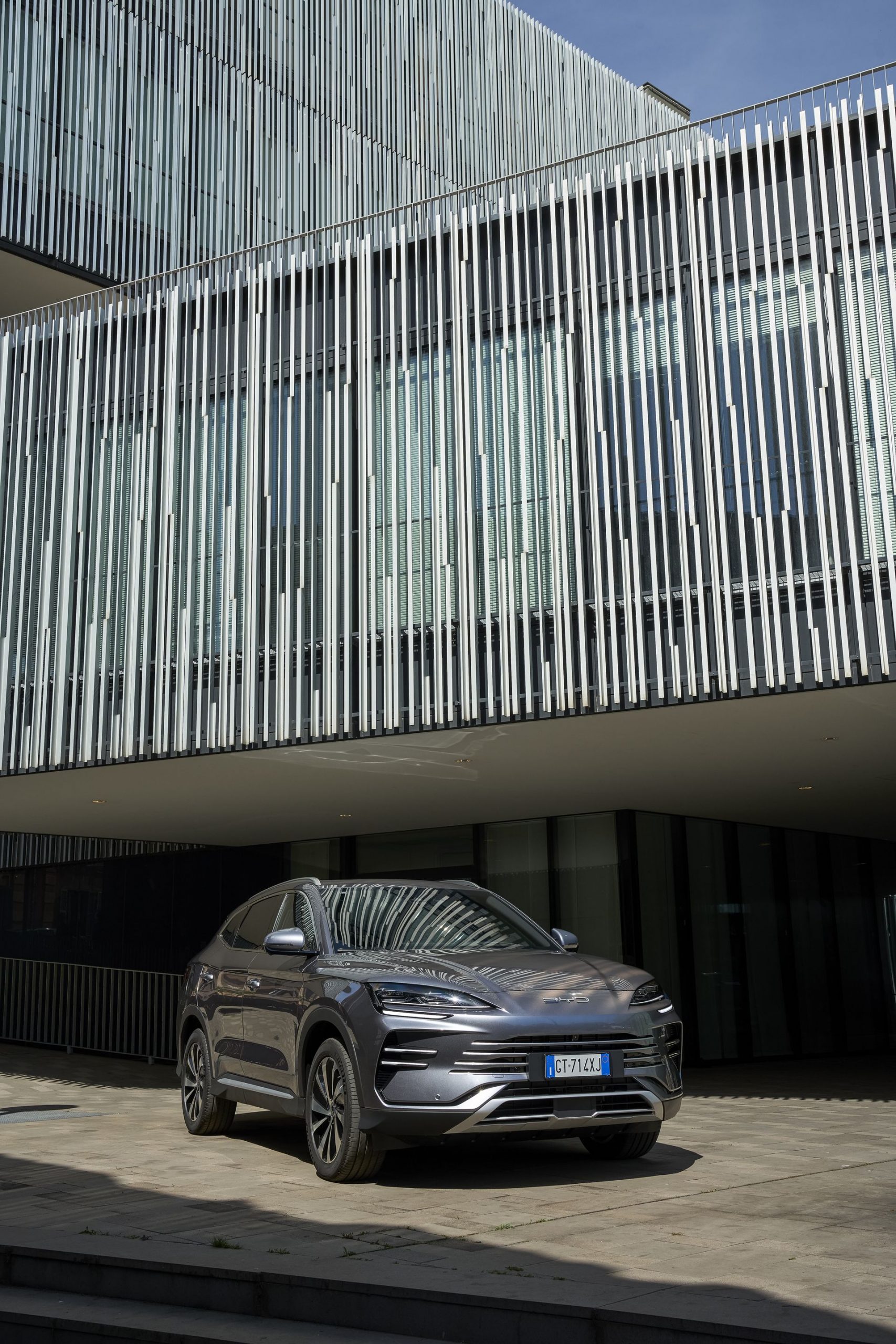 BYD Seal posa elegante, promete revolución en SUV eléctricos.