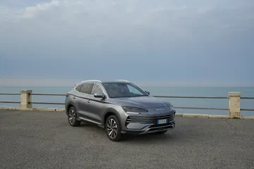 Silueta imponente del BYD Seal perfilando contra el horizonte.