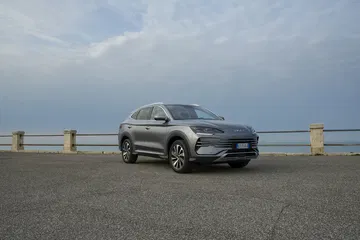 Vista lateral del BYD Seal revelando su perfil elegante