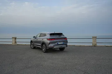 Vista dinámica del BYD Seal 2024 destacando su diseño trasero y perfil lateral.