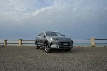 Vista delantera y lateral del SUV eléctrico BYD Seal, diseño vanguardista.