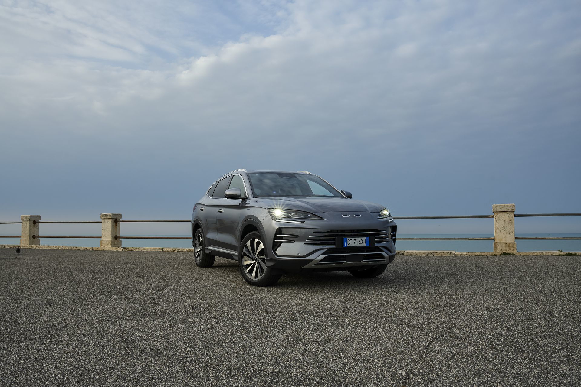 Vista delantera y lateral del SUV eléctrico BYD Seal, diseño vanguardista.