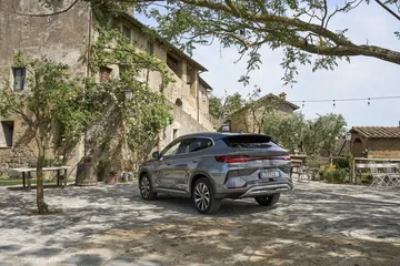 SUV BYD Seal en entorno urbano, destacando su línea lateral.