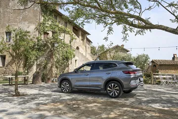BYD Seal en entorno natural, diseño lateral elegante