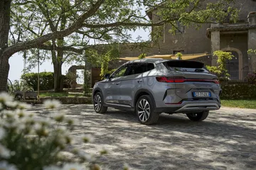 Vista trasera y lateral del BYD Seal en entorno urbano