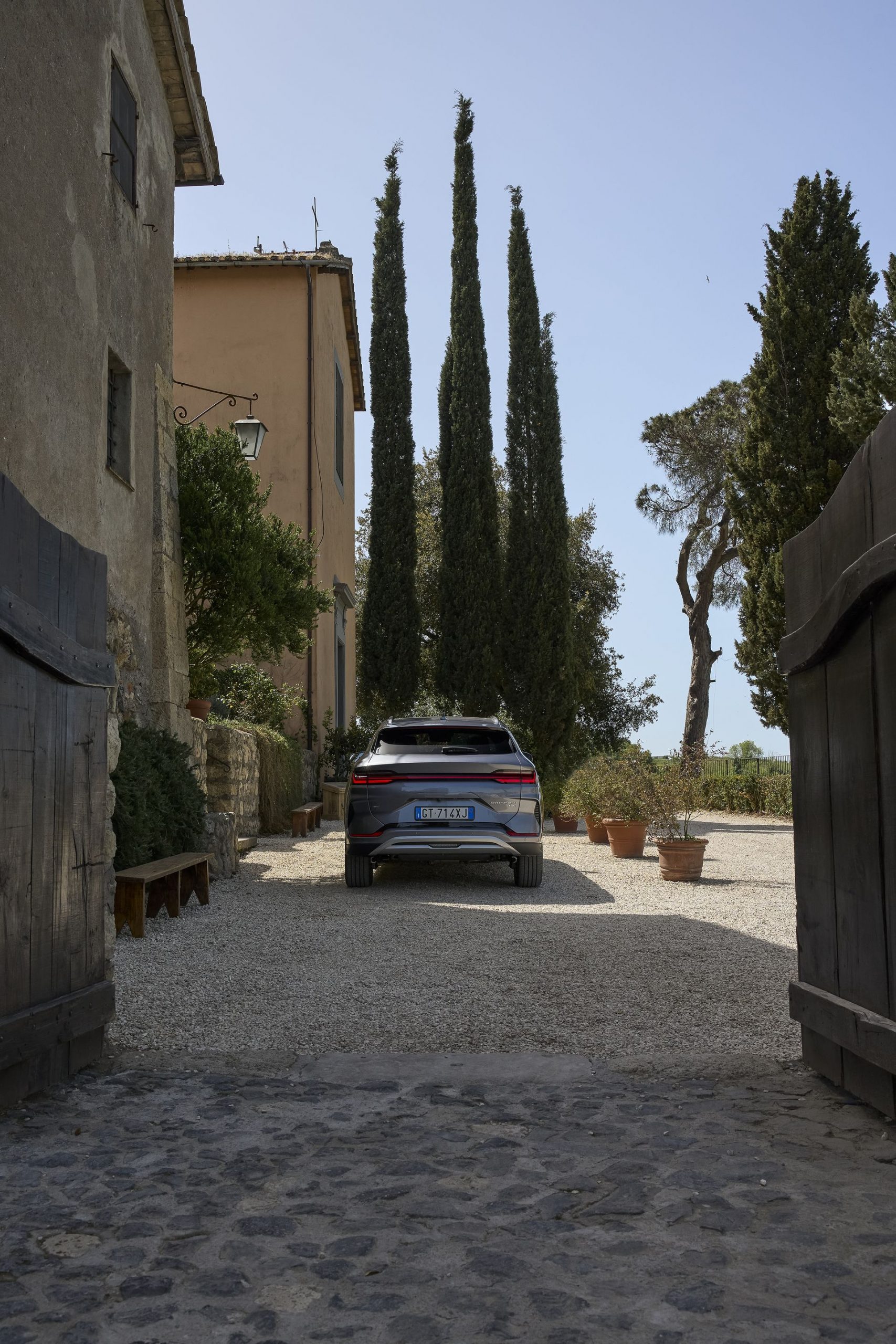 Vista trasera del BYD Seal en un escenario pintoresco