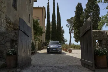 BYD Seal destacando con su diseño afilado y moderno en entorno urbano