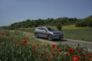 El BYD Seal en su hábitat natural, luciendo líneas y diseño moderno.