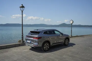 Vista de un SUV BYD Seal en un entorno costero, enfoque trasero y lateral.