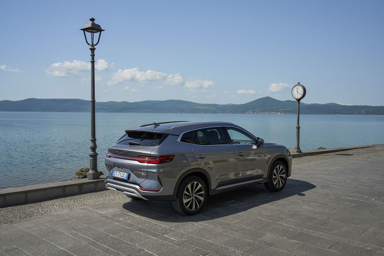 Vista de un SUV BYD Seal en un entorno costero, enfoque trasero y lateral.