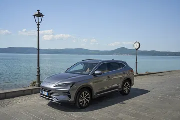 Vista lateral BYD Seal, diseño elegante y aerodinámico.