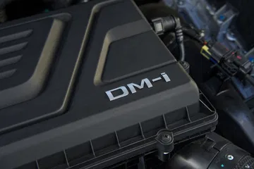 Vista cercana del motor eléctrico BYD, eficiencia y potencia.