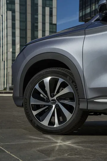 Vista detallada de la llanta y diseño lateral del BYD Seal 2024.