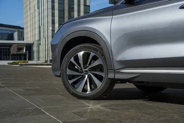 Vista lateral que realza la línea dinámica y las llantas del BYD Seal