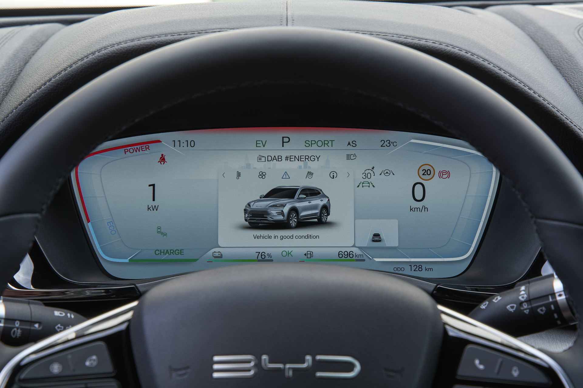 Pantalla digital del BYD Seal muestra autonomía y datos de conducción.