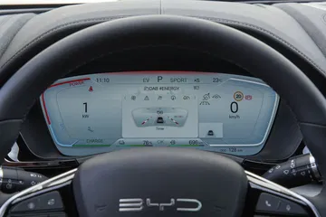 Panel de instrumentos digital BYD Seal con diseño moderno y claro.