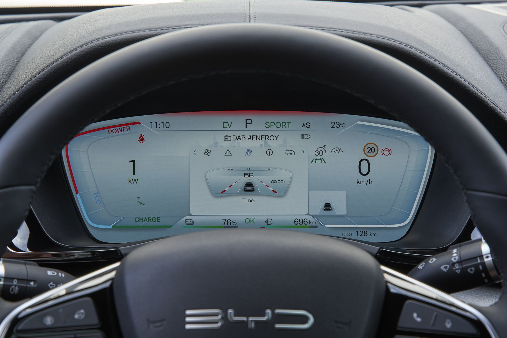 Panel de instrumentos digital BYD Seal con diseño moderno y claro.