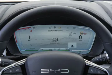 Panel de instrumentos digital del BYD Seal mostrando eficiencia y estilo.