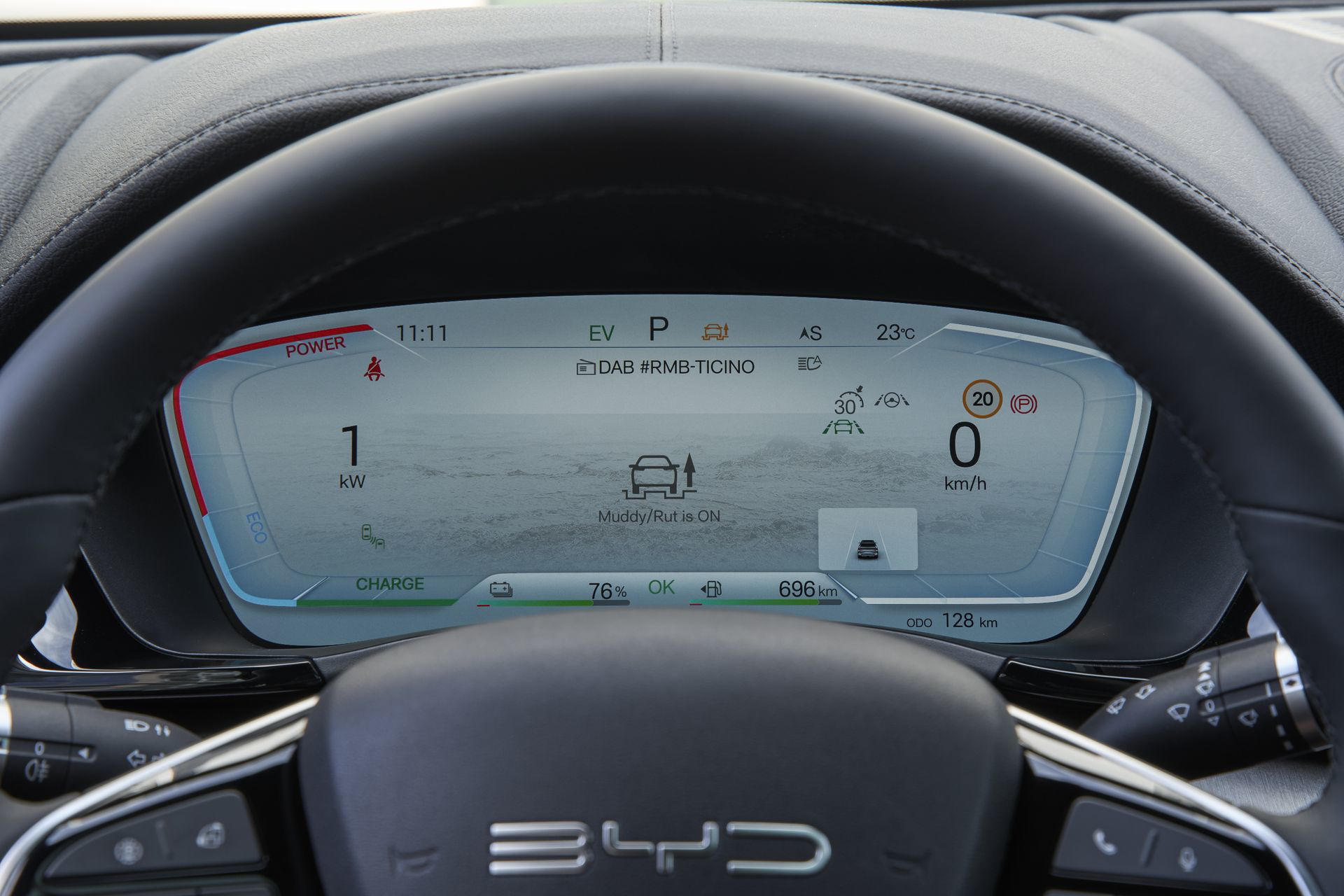 Panel de instrumentos digital del BYD Seal mostrando eficiencia y estilo.