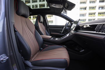 Vista lateral del conductor en el habitáculo BYD Seal 2024, realzando sus acabados y ergonomía.