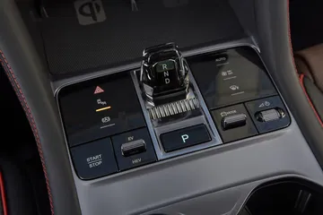 Detalle de la consola central del BYD Seal con acabados de alta calidad.