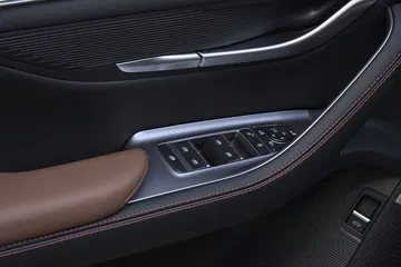 Vista cercana de la consola de control lateral del BYD Seal