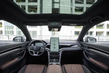 Vista frontal del habitáculo del BYD Seal, destacando su diseño y tecnología