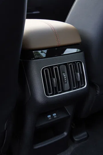 Vista de los controles de climatización traseros del BYD Seal