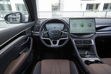 Vista del cockpit BYD Seal destacando su diseño moderno y tecnología punta
