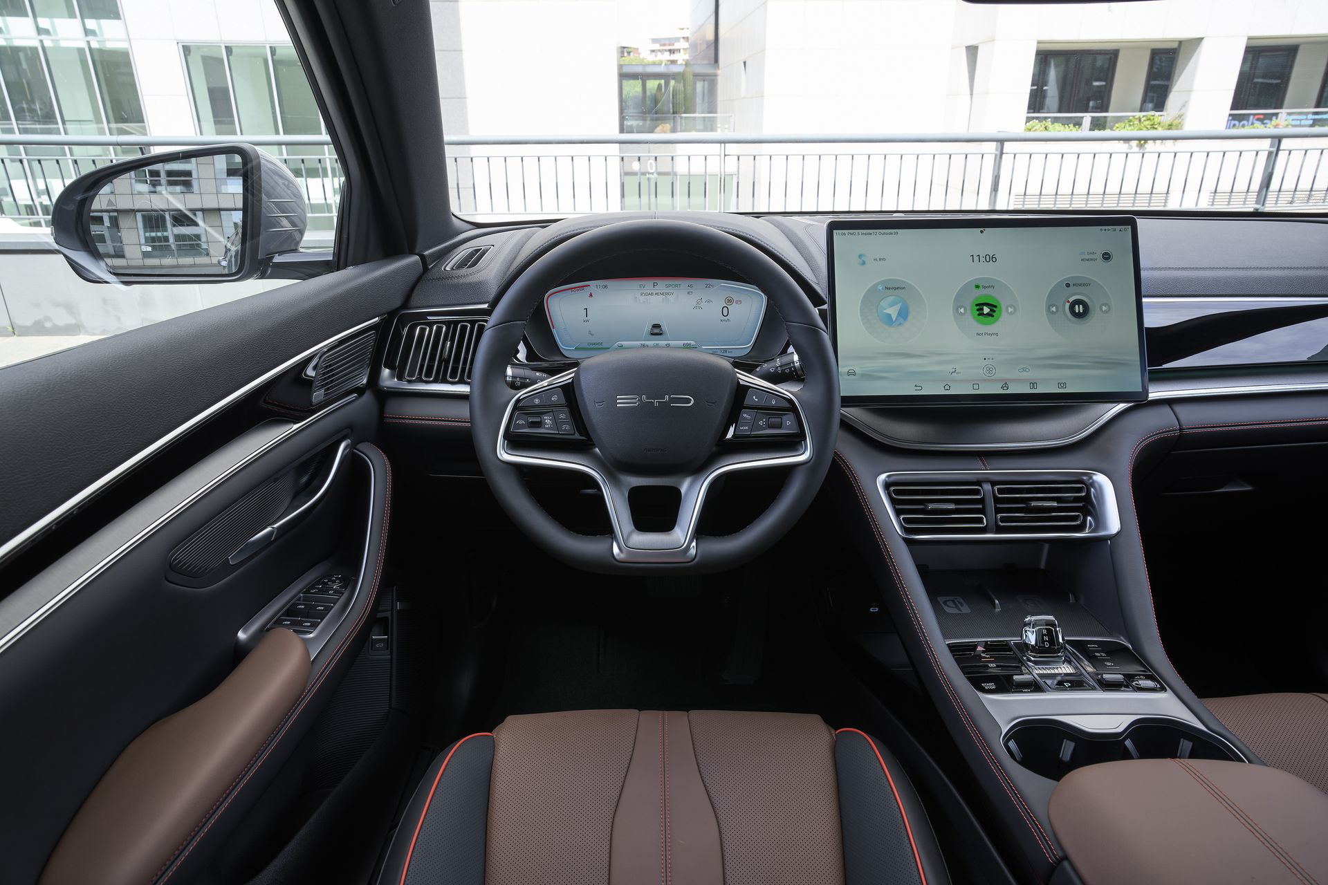Vista del cockpit BYD Seal destacando su diseño moderno y tecnología punta