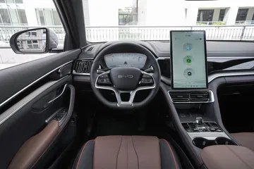 Vista del puesto de conducción del BYD Seal, destacando su diseño moderno y tecnológico.