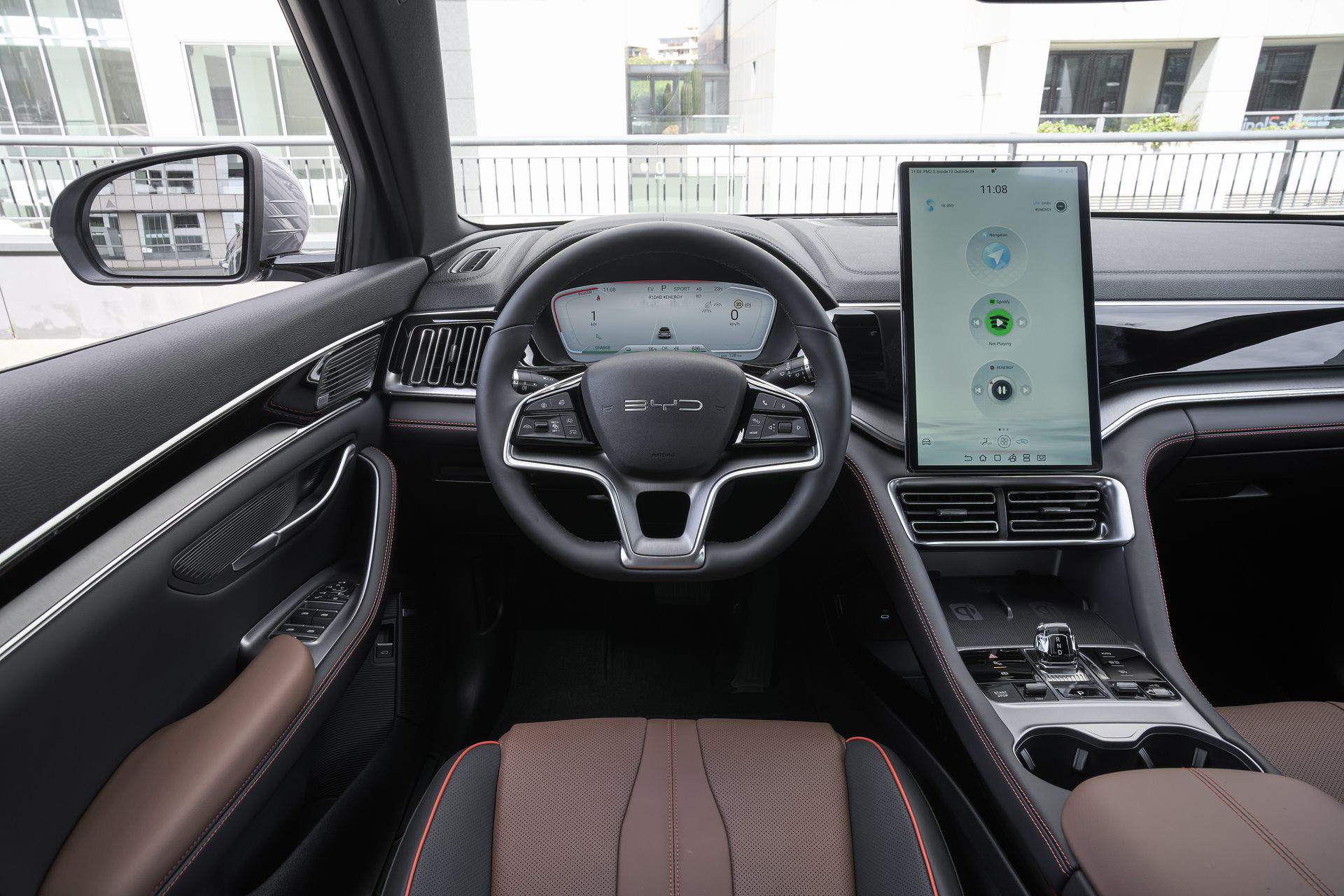 Vista del puesto de conducción del BYD Seal, destacando su diseño moderno y tecnológico.