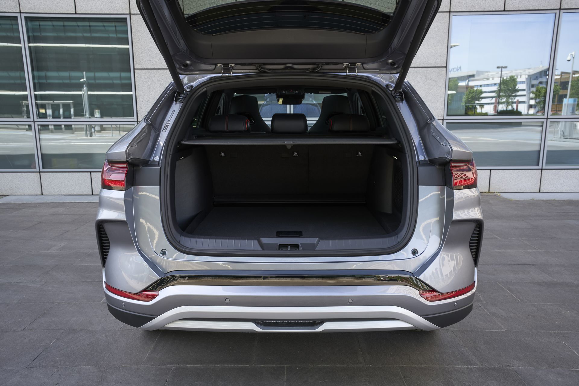 El BYD Seal muestra su amplio maletero, ideal para familias y viajes.