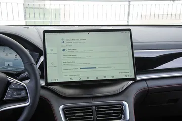 Consola central BYD Seal con pantalla táctil avanzada.
