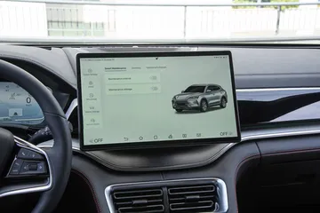 Pantalla de infoentretenimiento del BYD Seal con interfaz sofisticada.