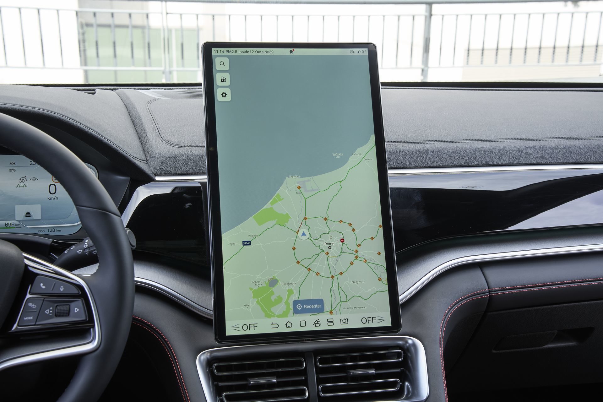 Pantalla infotainment vertical imponente ofrece avanzada interactividad.