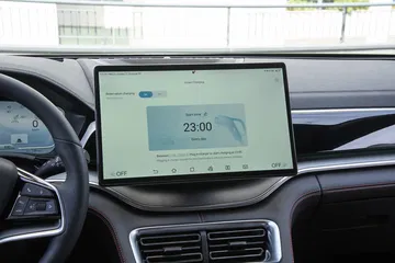 Consola central del BYD Seal con pantalla de última generación.