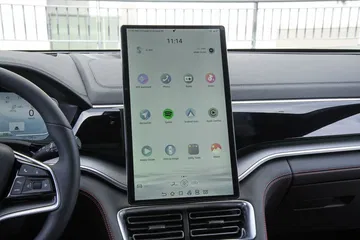 Vista de la avanzada pantalla táctil del BYD Seal en modo de conducción.