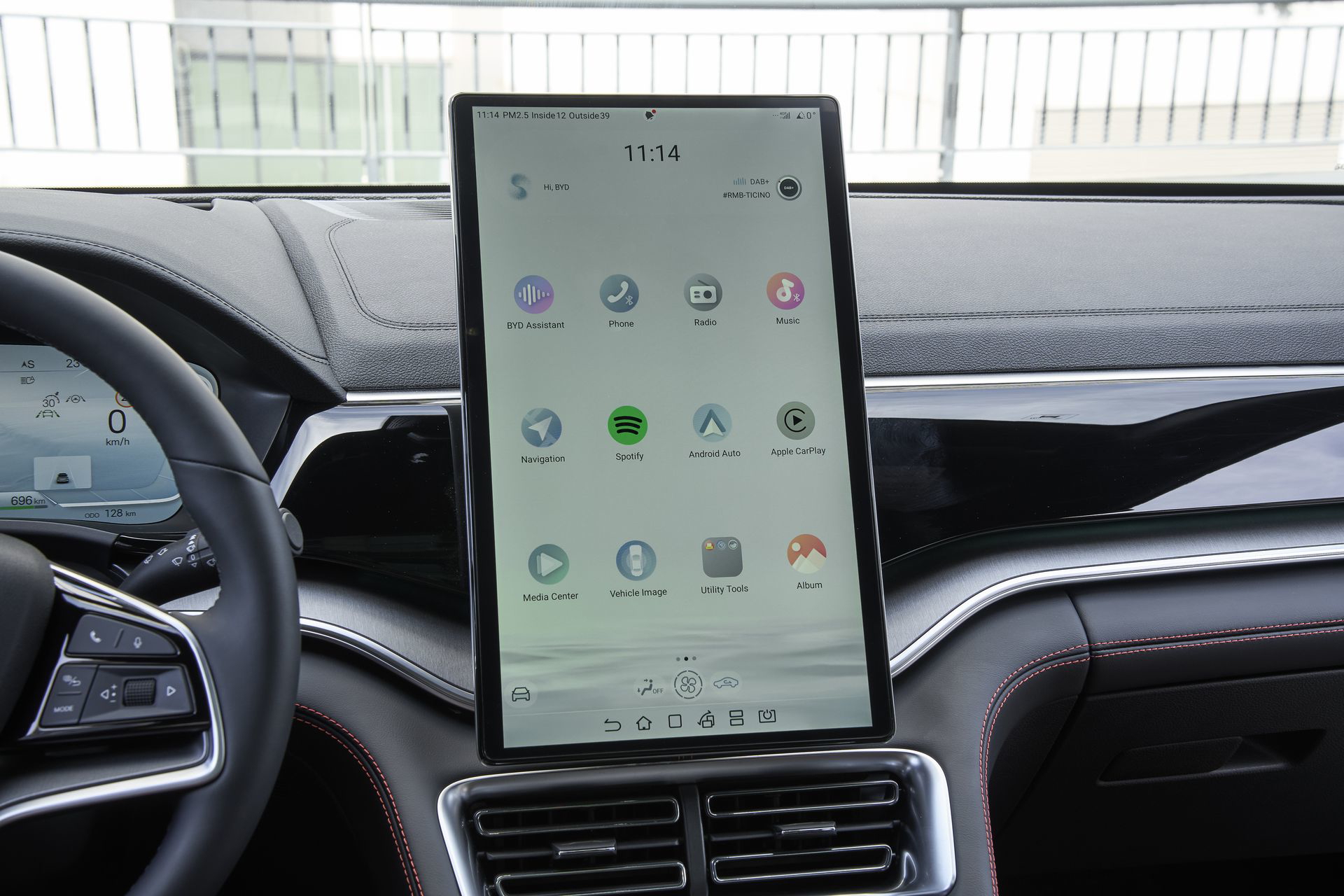 Vista de la avanzada pantalla táctil del BYD Seal en modo de conducción.