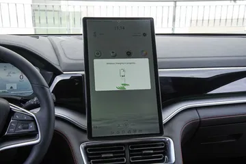 Pantalla central táctil del BYD Seal, enfocada en funcionalidad y estética.