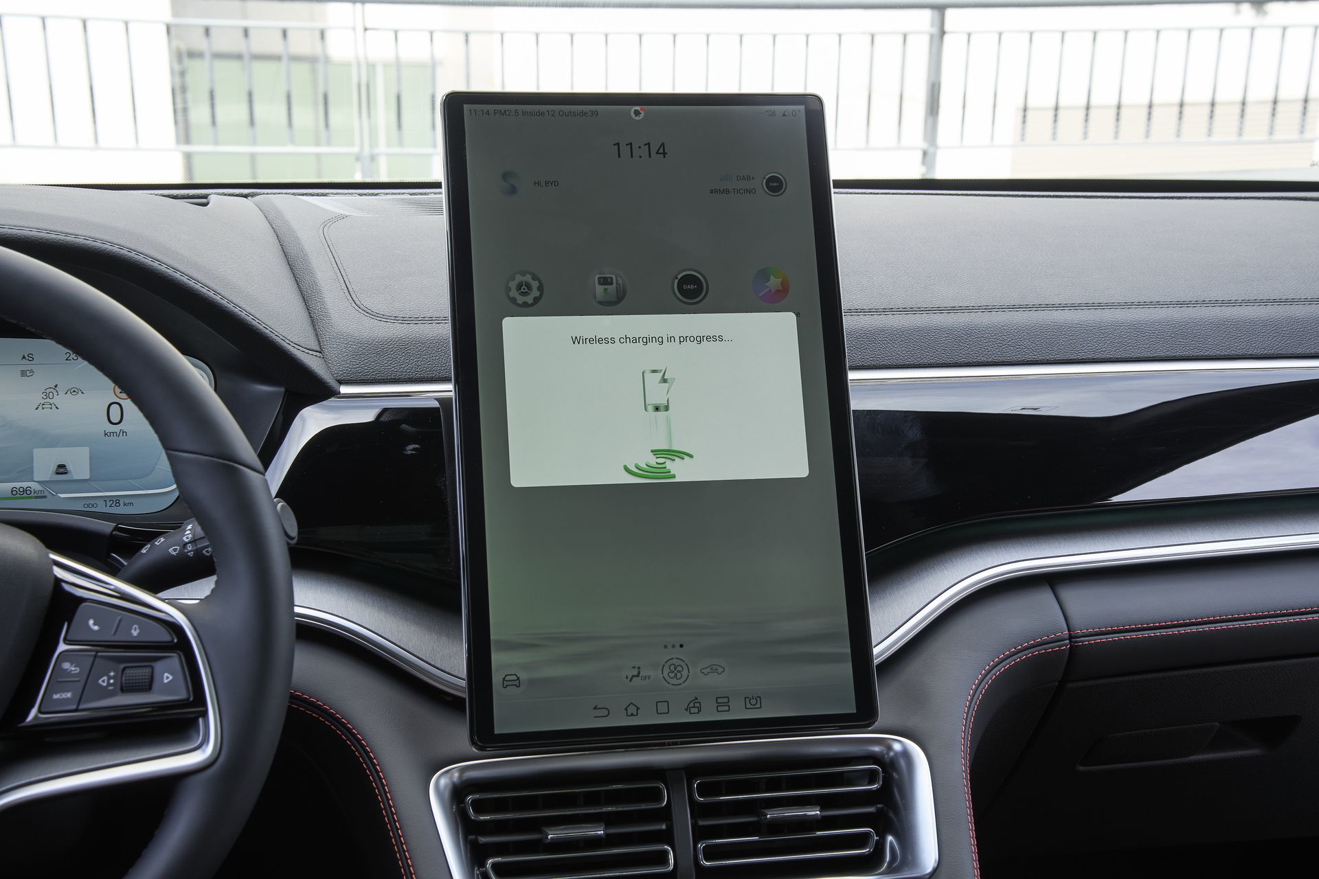Pantalla central táctil del BYD Seal, enfocada en funcionalidad y estética.