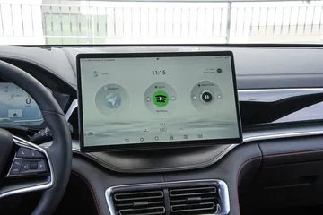 Pantalla digital del BYD Seal revela su eficiencia energética.