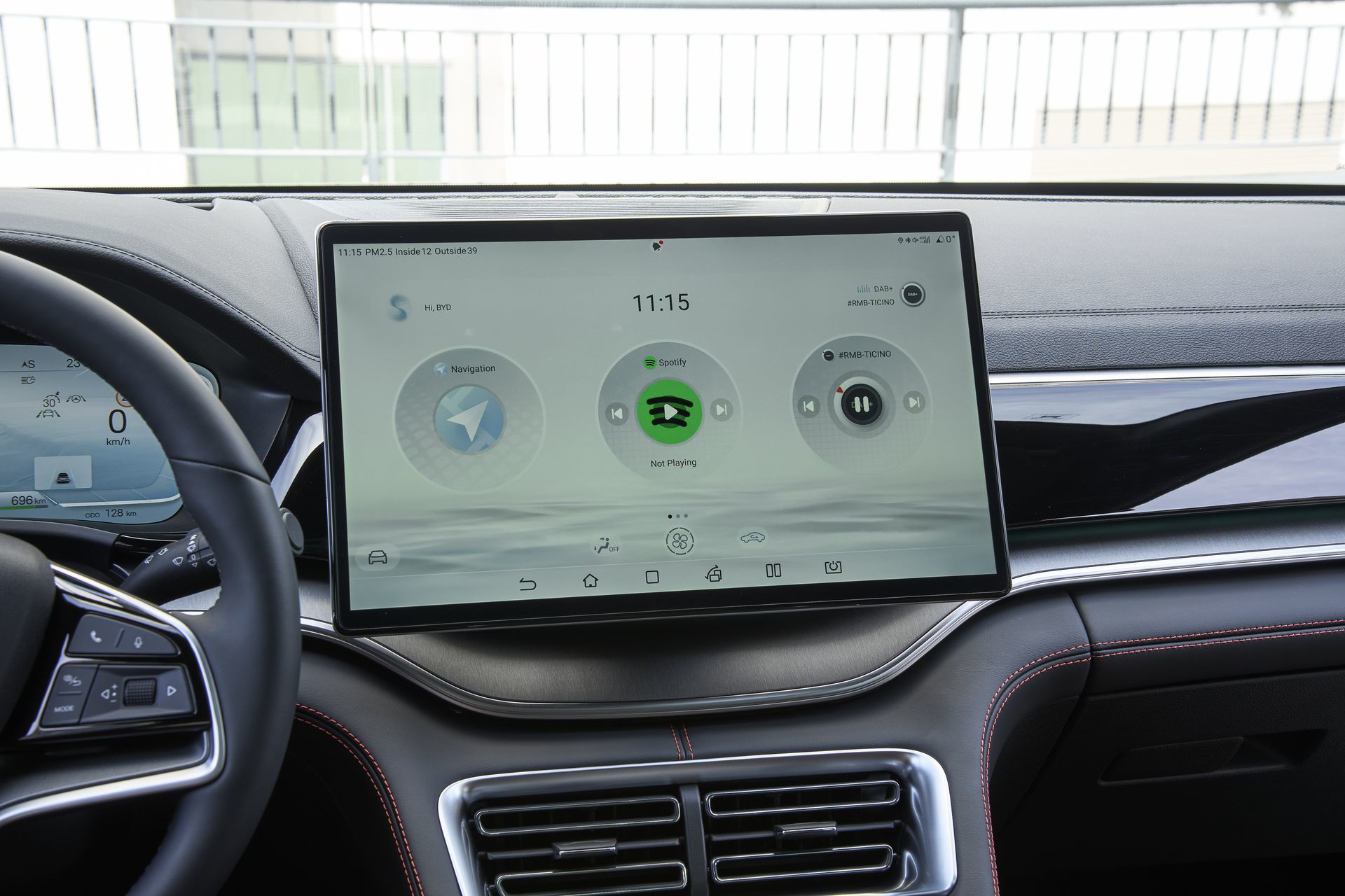 Pantalla digital del BYD Seal revela su eficiencia energética.