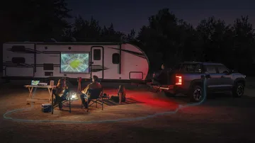 Perfil nocturno enfatizando potencia y elegancia del 4x4.