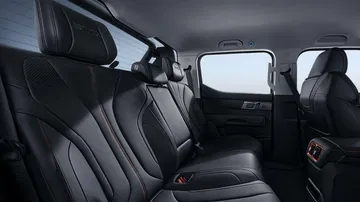 Vista de los asientos traseros enfatizando comodidad y espacio.