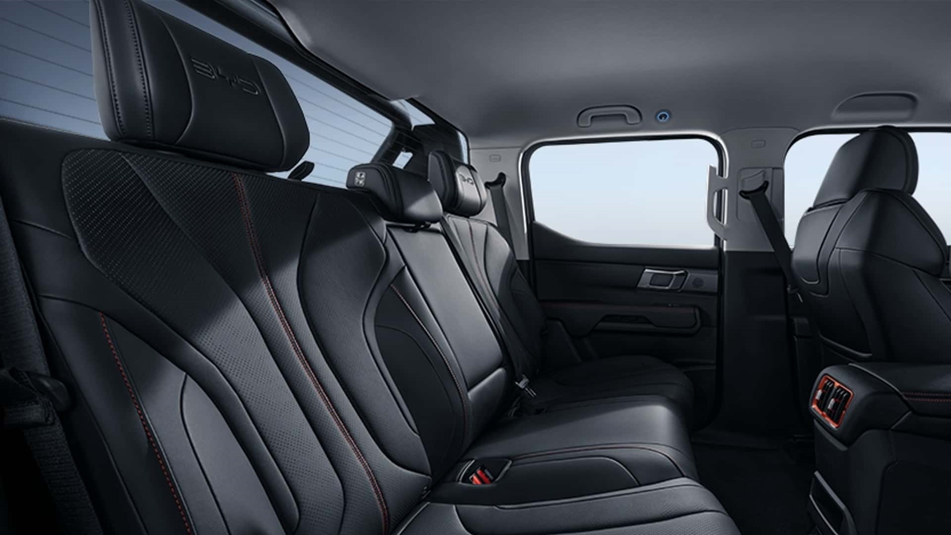 Vista de los asientos traseros enfatizando comodidad y espacio.