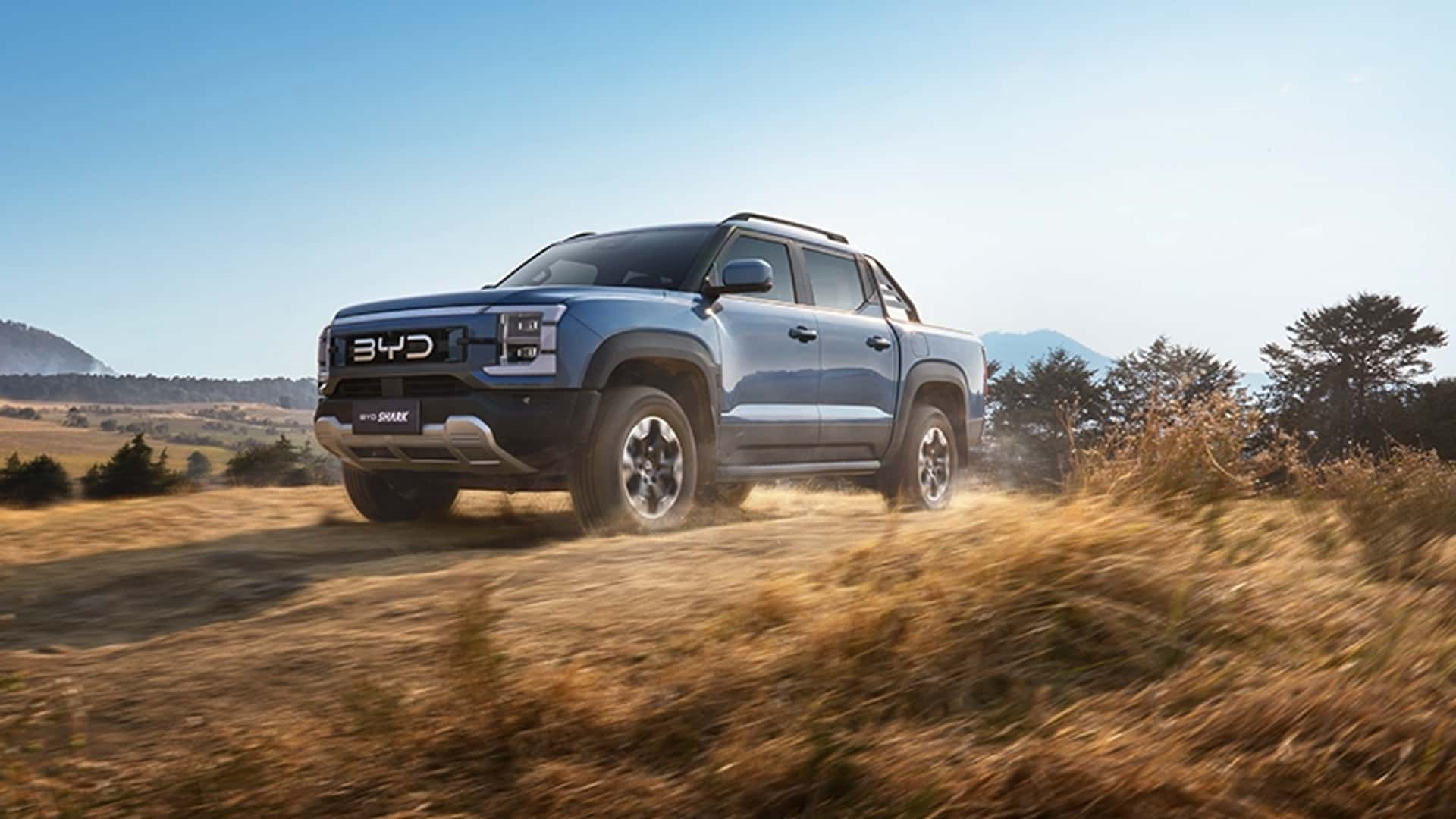 BYD Shark mostrando su perfil robusto, preparado para el terreno 4x4.
